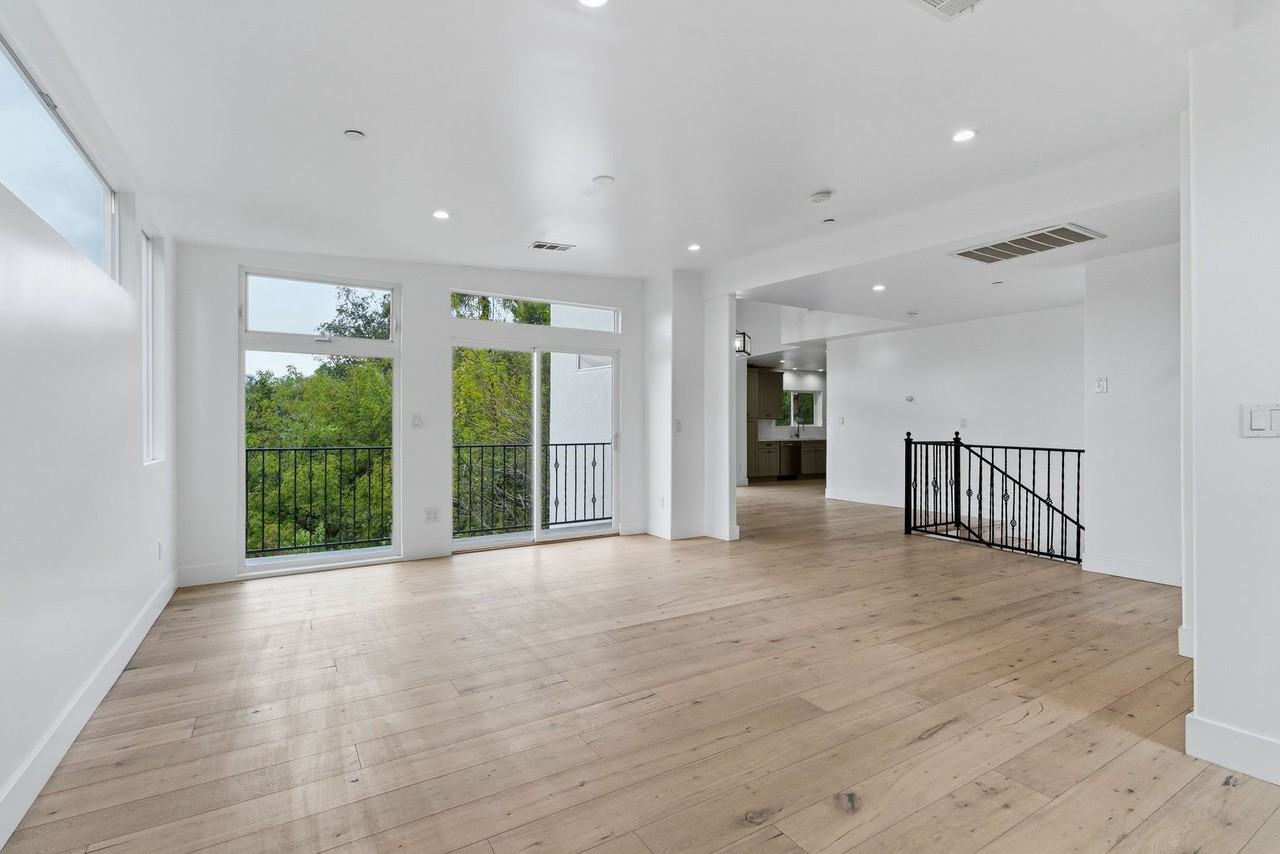 2409 Yorkshire Dr - Photo 2 of 14