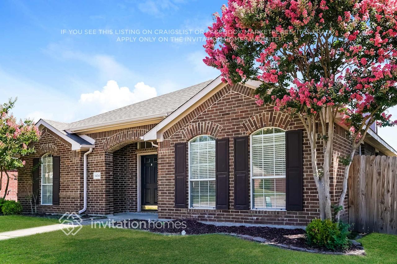 1434 Vanderbilt Ln - Photo 3 of 17