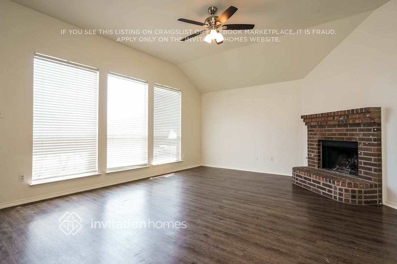 1434 Vanderbilt Ln - Photo 4 of 17