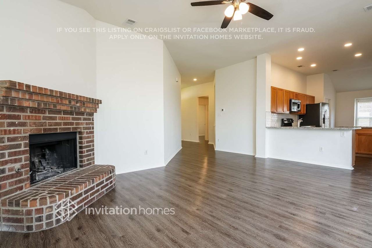 1434 Vanderbilt Ln - Photo 5 of 17