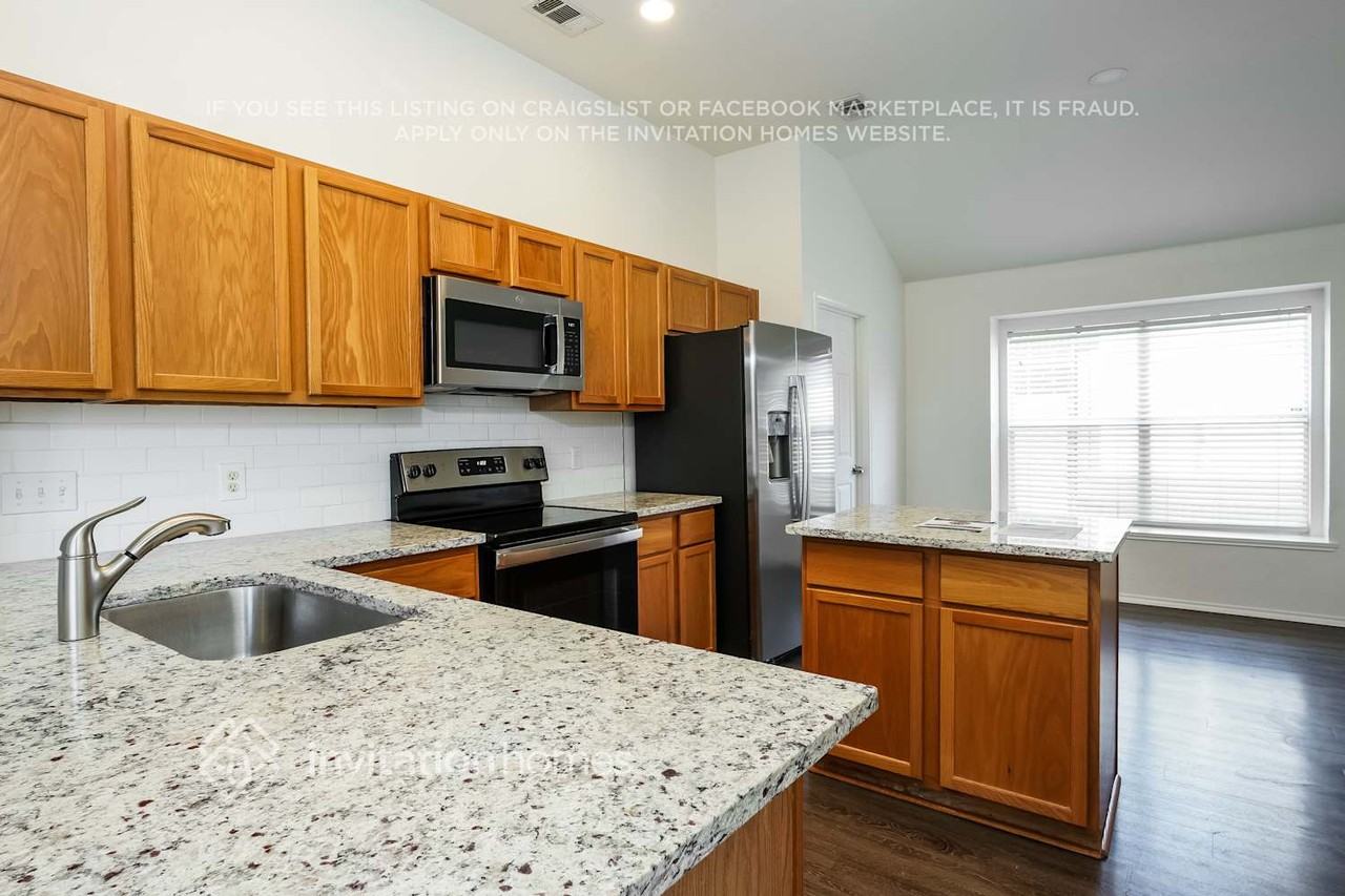 1434 Vanderbilt Ln - Photo 6 of 17