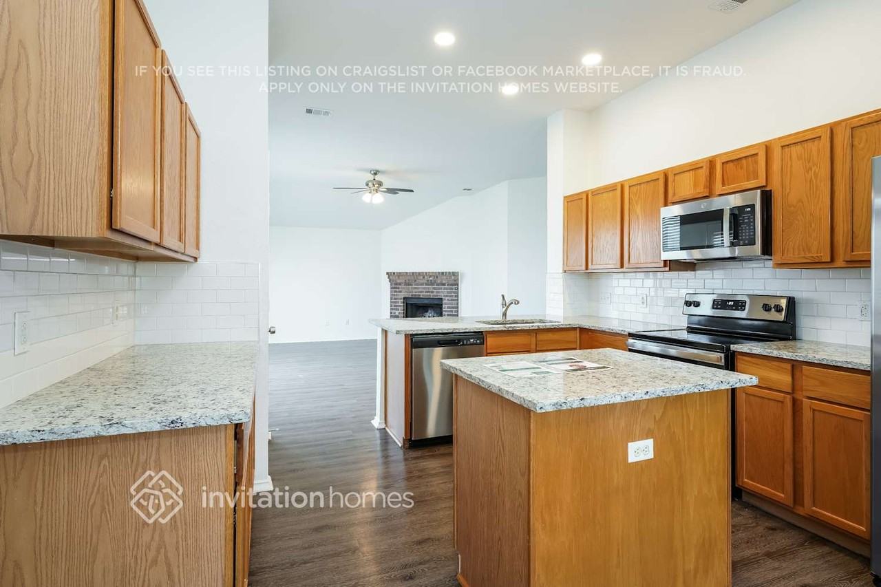 1434 Vanderbilt Ln - Photo 7 of 17