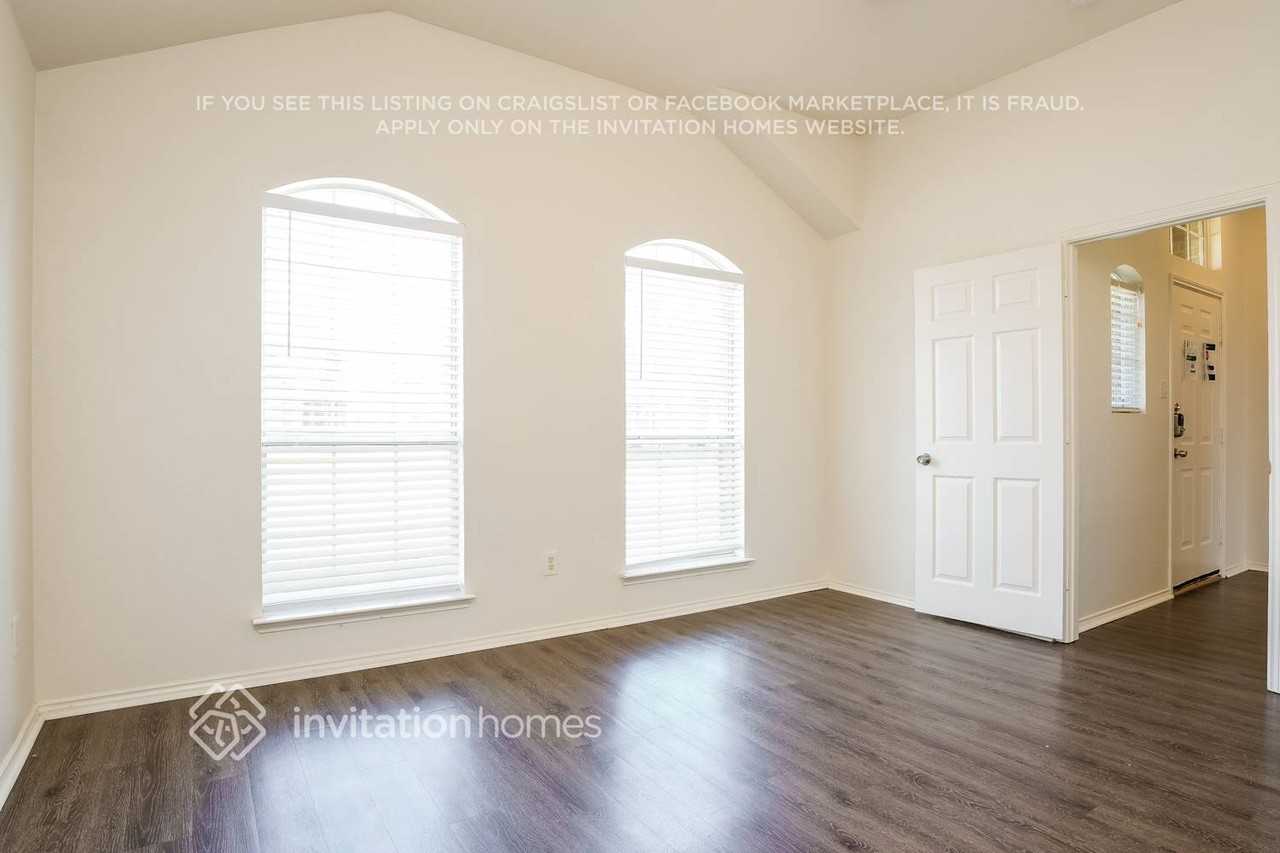 1434 Vanderbilt Ln - Photo 3 of 18