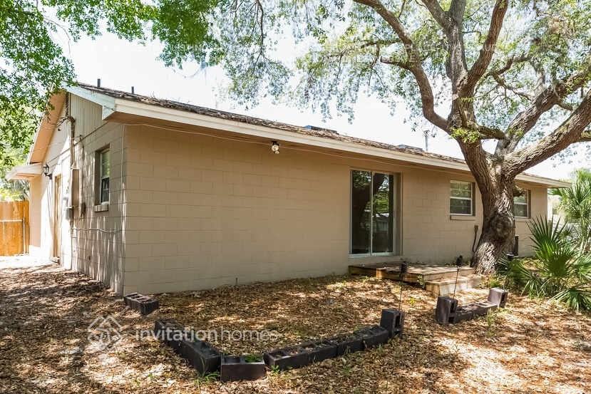 990 Vincent Dr - Photo 5 of 10