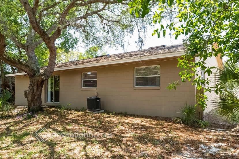 990 Vincent Dr - Photo 6 of 10