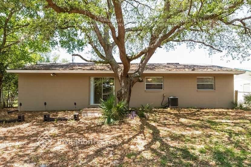 990 Vincent Dr - Photo 7 of 10