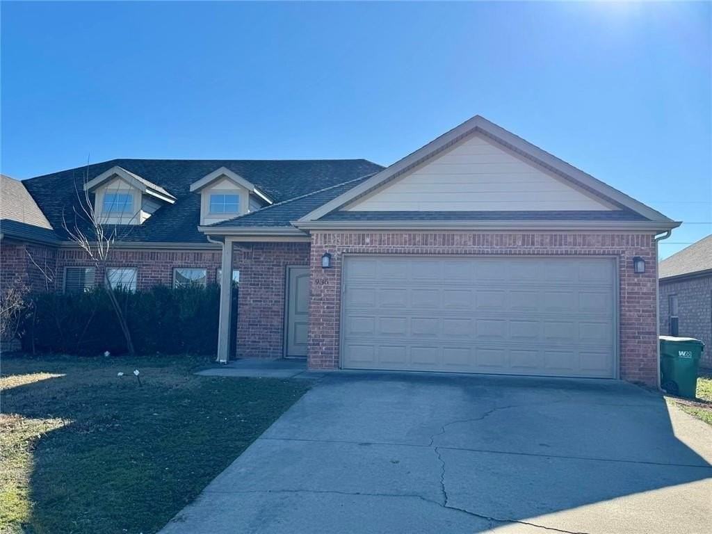 938 Kensington Dr - Photo 2 of 11