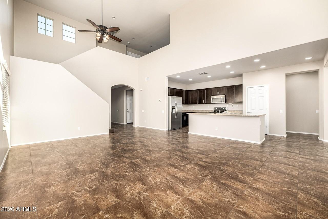 10809 W Saddlehorn Rd - Photo 5 of 40