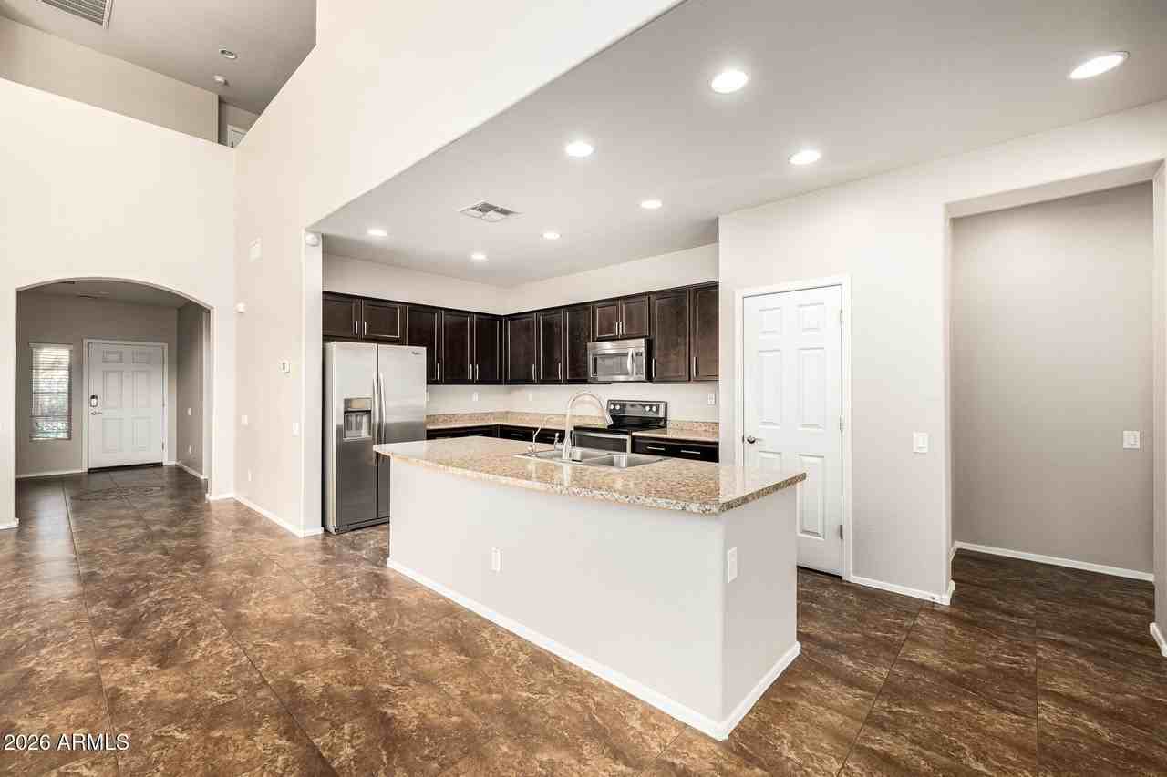 10809 W Saddlehorn Rd - Photo 6 of 40