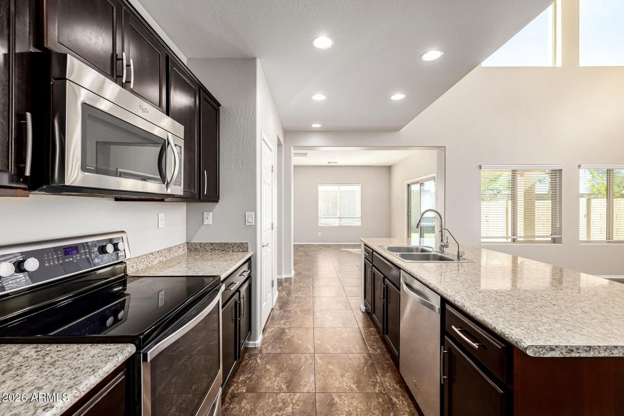 10809 W Saddlehorn Rd - Photo 7 of 40