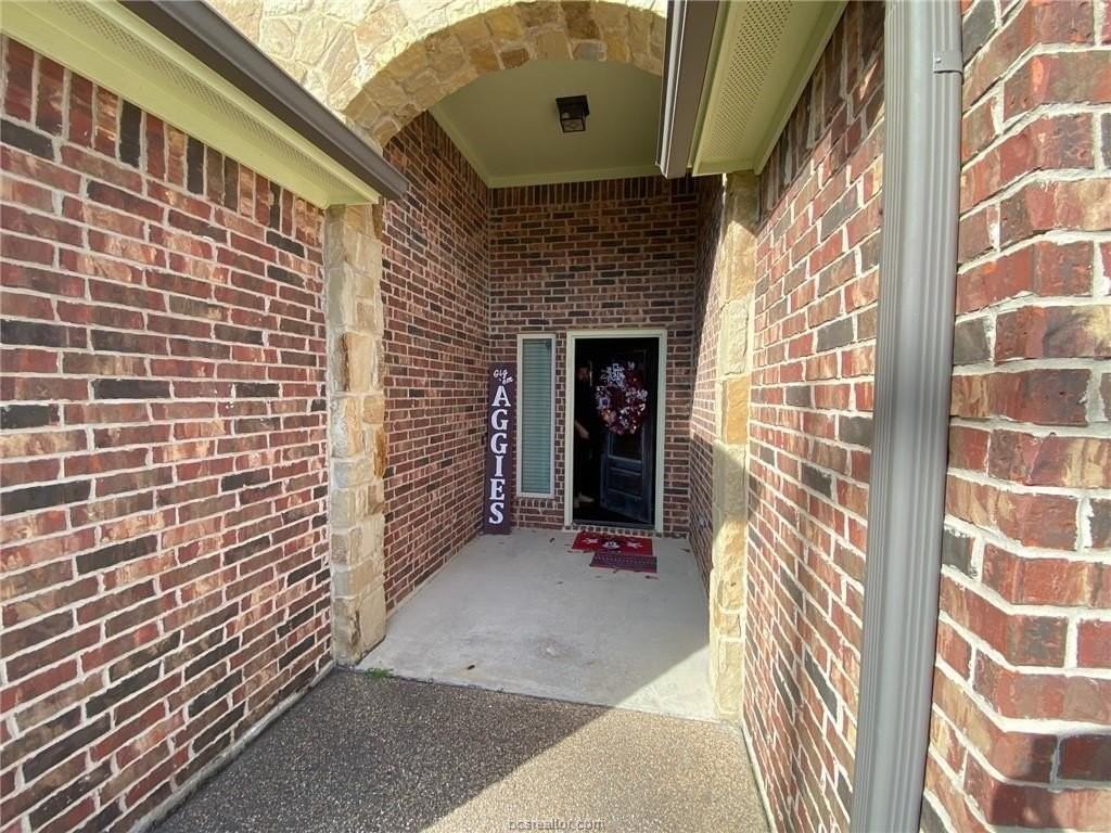 4261 Rocky Rhodes Dr - Photo 2 of 16