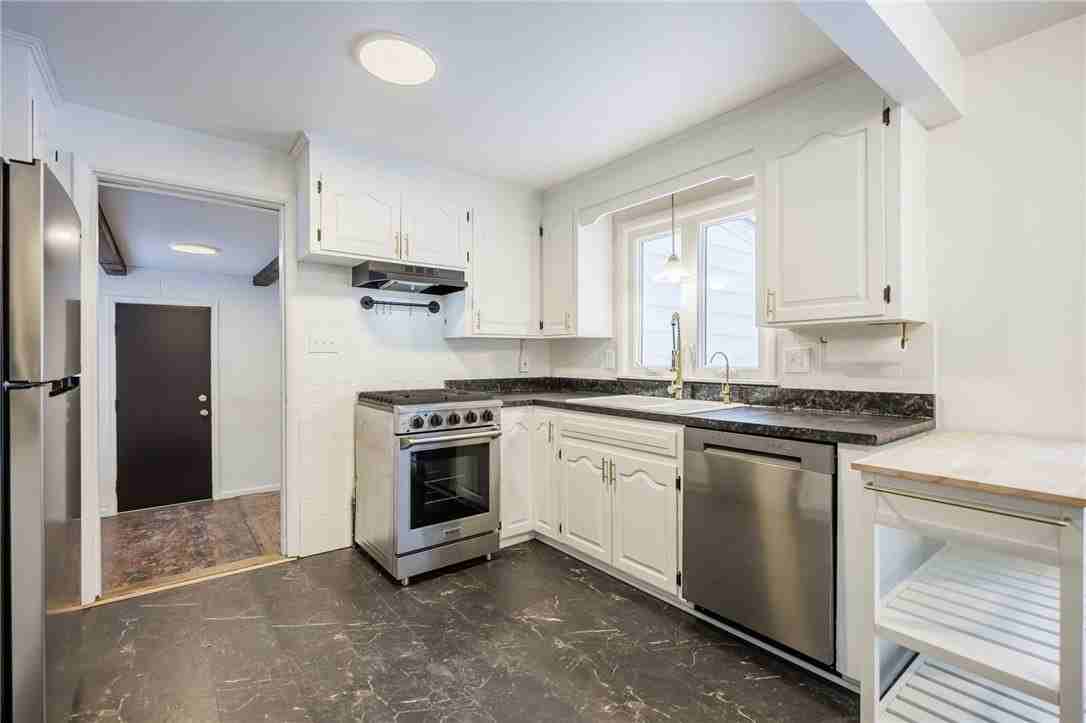 105 Chestnut Dr - Photo 2 of 50