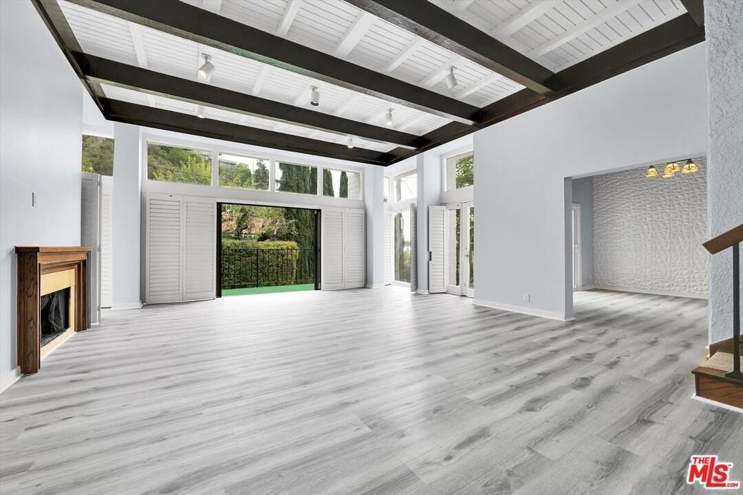 1713 Queens Ct - Photo 5 of 39