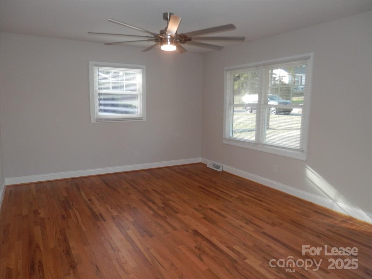 1332 Edgewater Dr - Photo 2 of 26