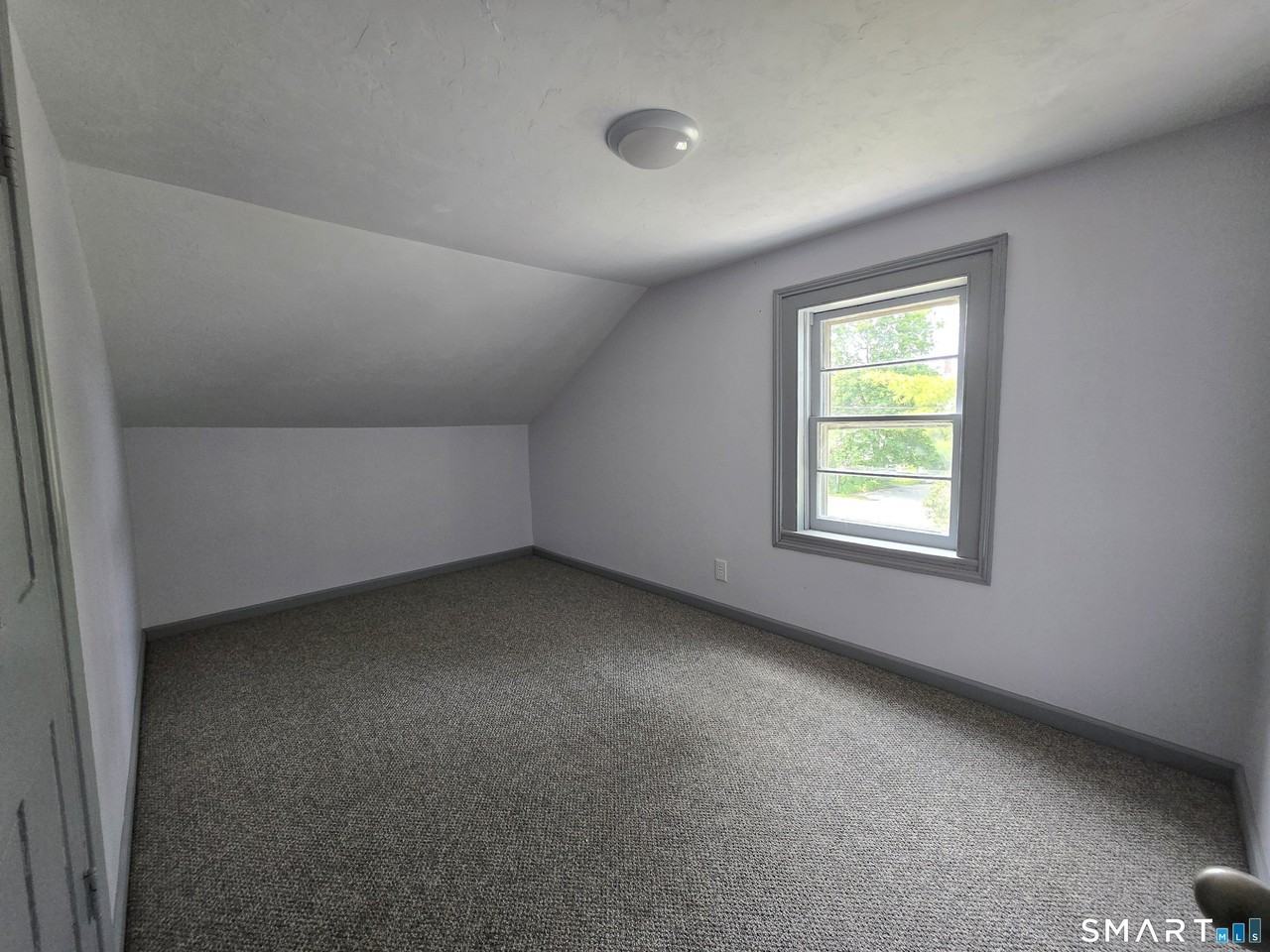 11 Tiffany St - Photo 4 of 11