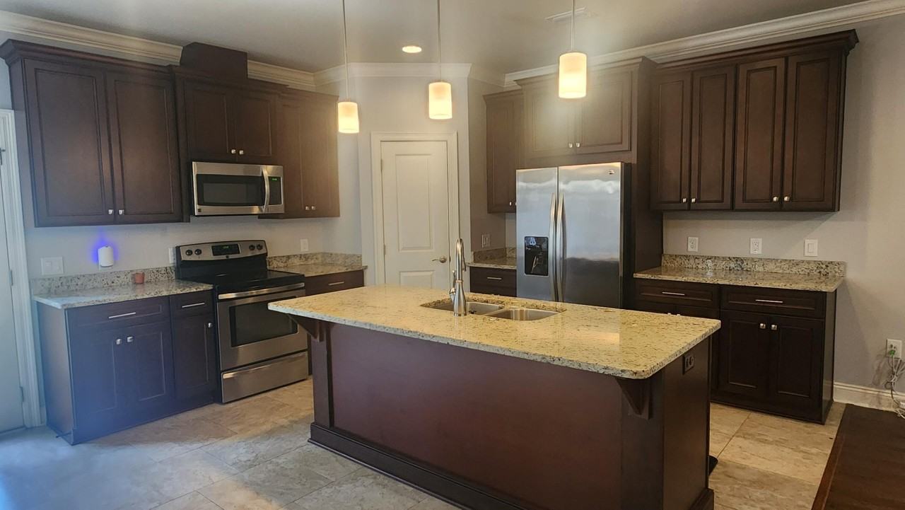 2133 Janet St - Photo 3 of 14