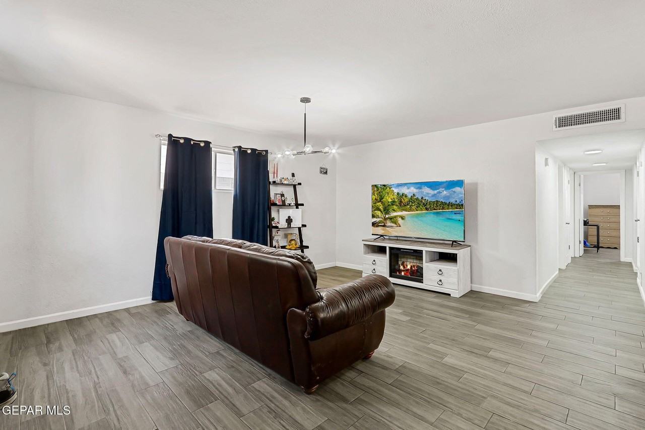 9128 Diana Dr - Photo 7 of 39