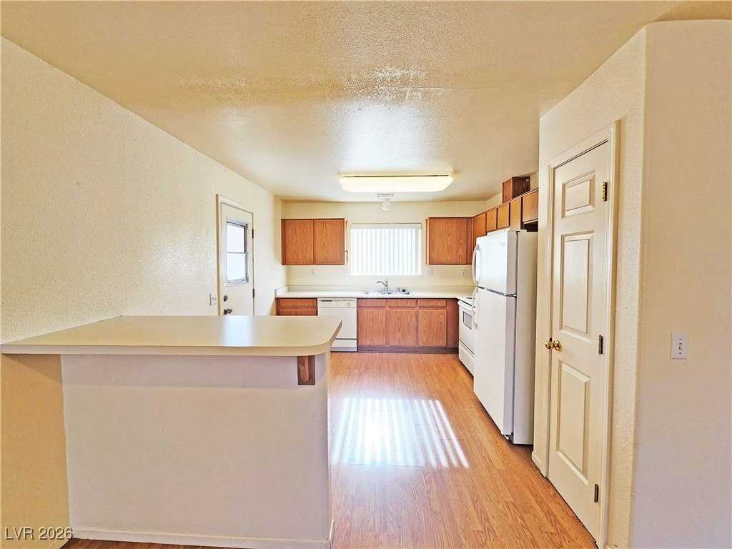 1850 Pershing Ave #B - Photo 5 of 17