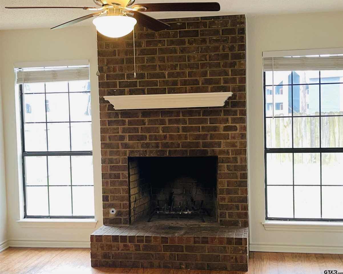 943 Creekside Dr - Photo 3 of 16