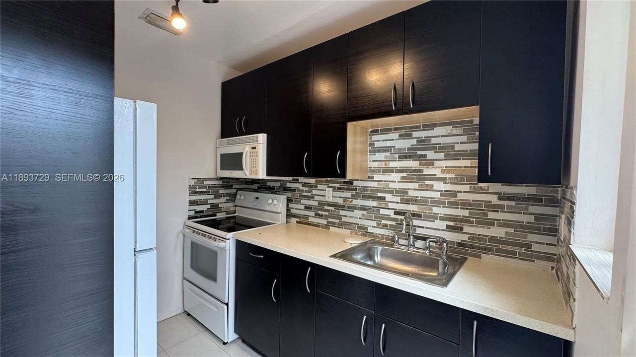 11105 Ne 9th Ave #0 - Photo 5 of 15