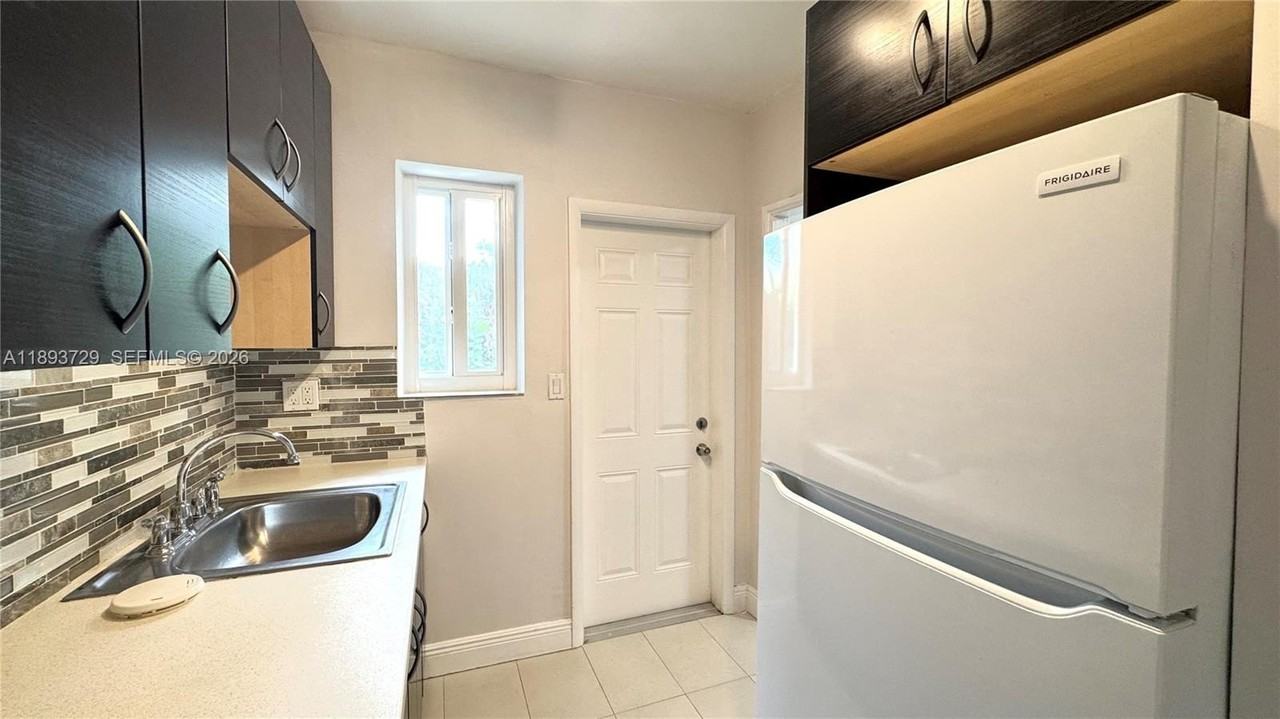 11105 Ne 9th Ave #0 - Photo 6 of 15