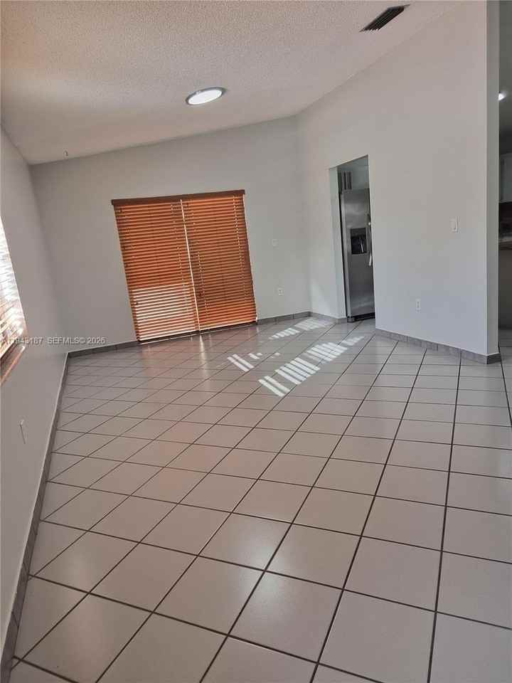 1453 Sw 137th Pl - Photo 7 of 22