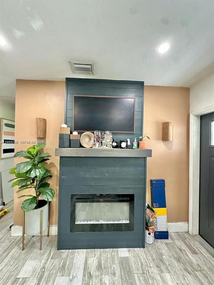 651 E 38th St - Photo 5 of 23