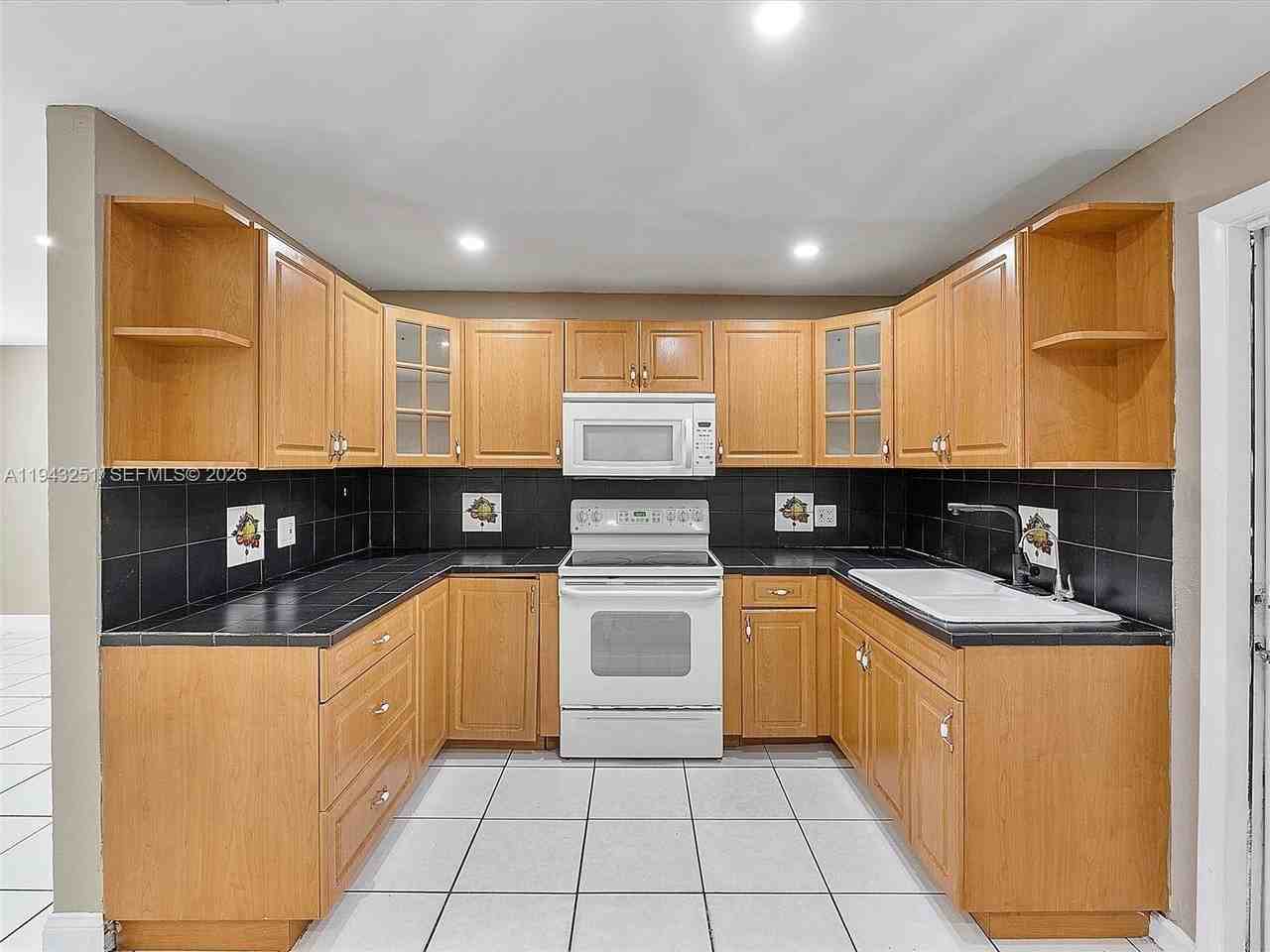 1321 Sw 33rd Ter - Photo 6 of 16