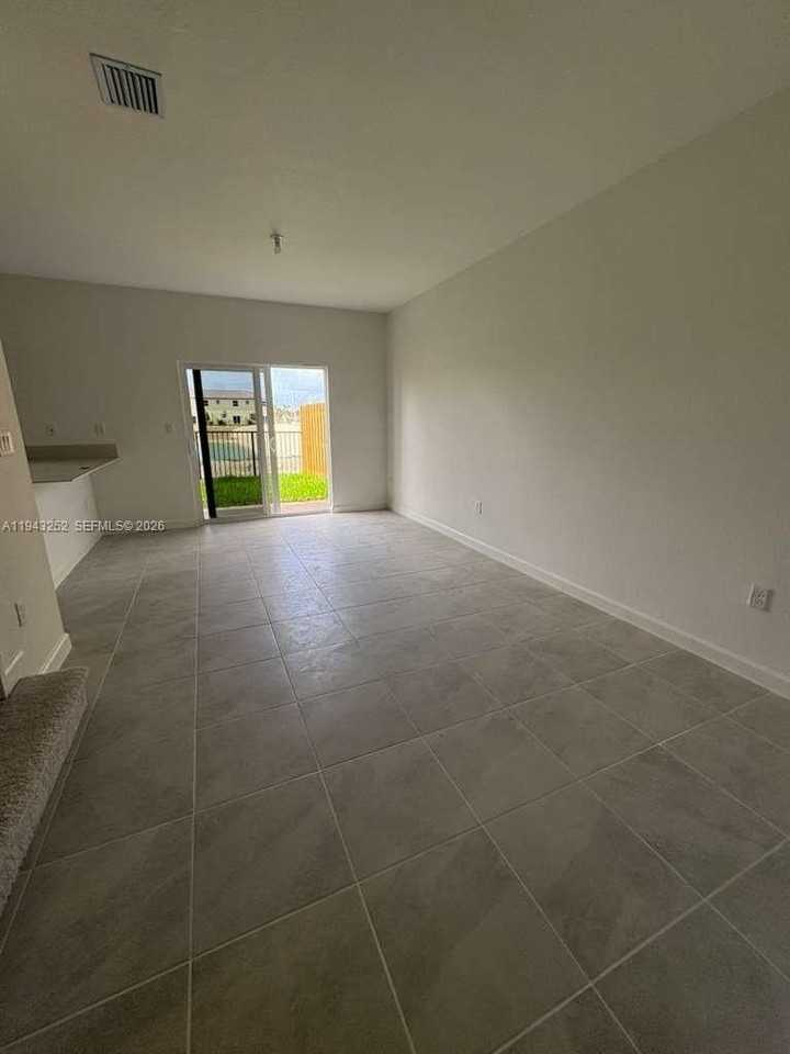 2708 Se 26th Ave - Photo 7 of 23