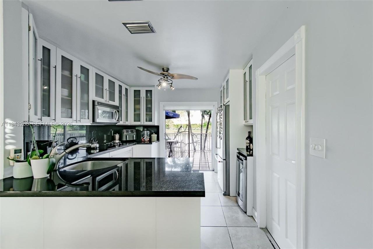 165 Nw 85th Ct #165 - Photo 5 of 22