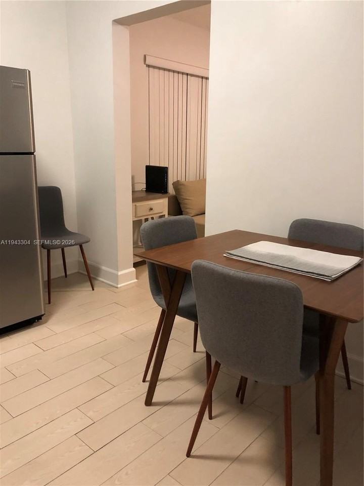 219 Sw 9th Ave #2 - Photo 6 of 28