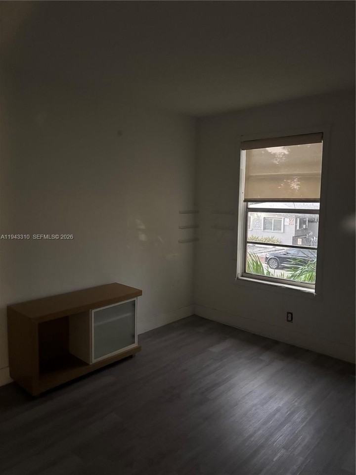 1320 Sw 6th St #4 - Photo 2 of 4