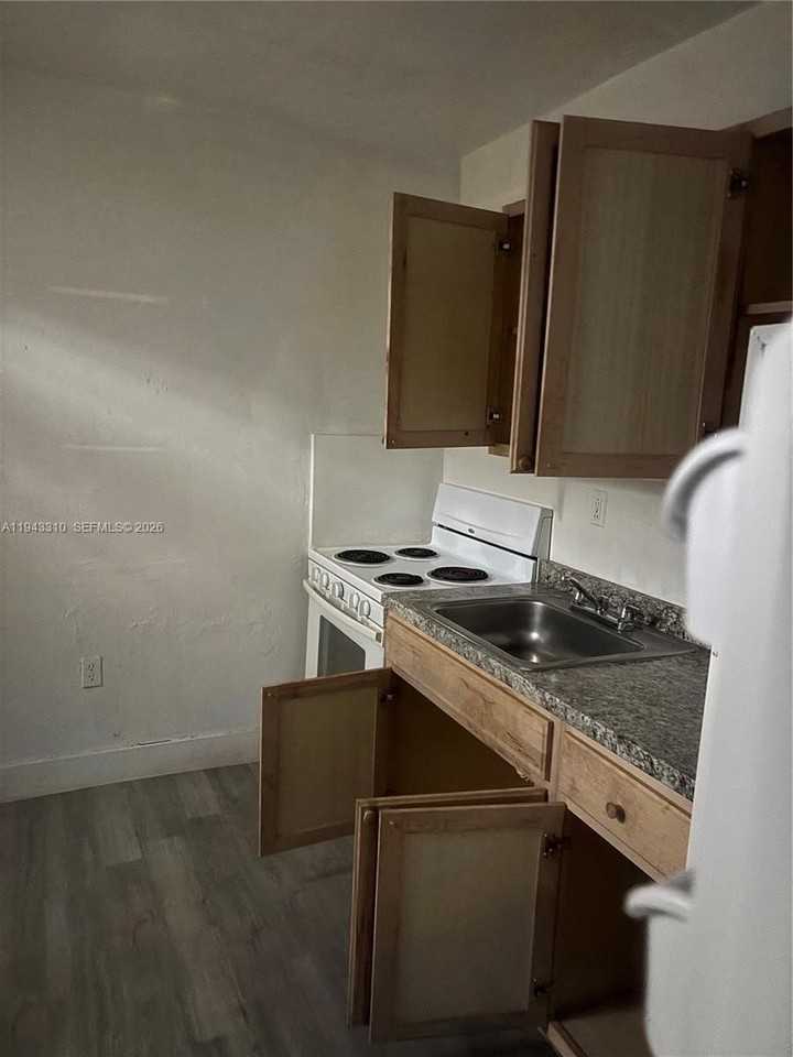 1320 Sw 6th St #4 - Photo 3 of 4