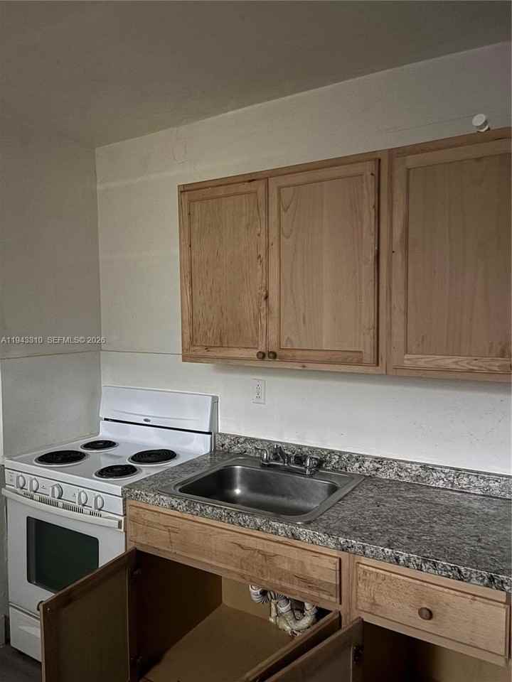 1320 Sw 6th St #4 - Photo 4 of 4