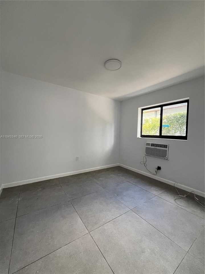 963 Nw 5th St #1 - Photo 2 of 8