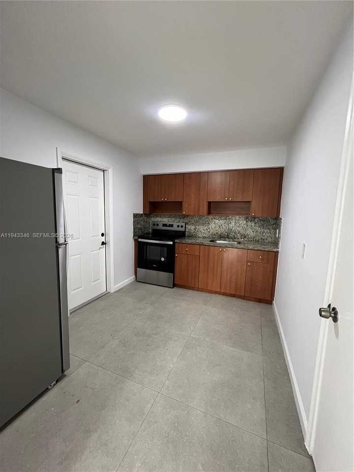 963 Nw 5th St #1 - Photo 7 of 8