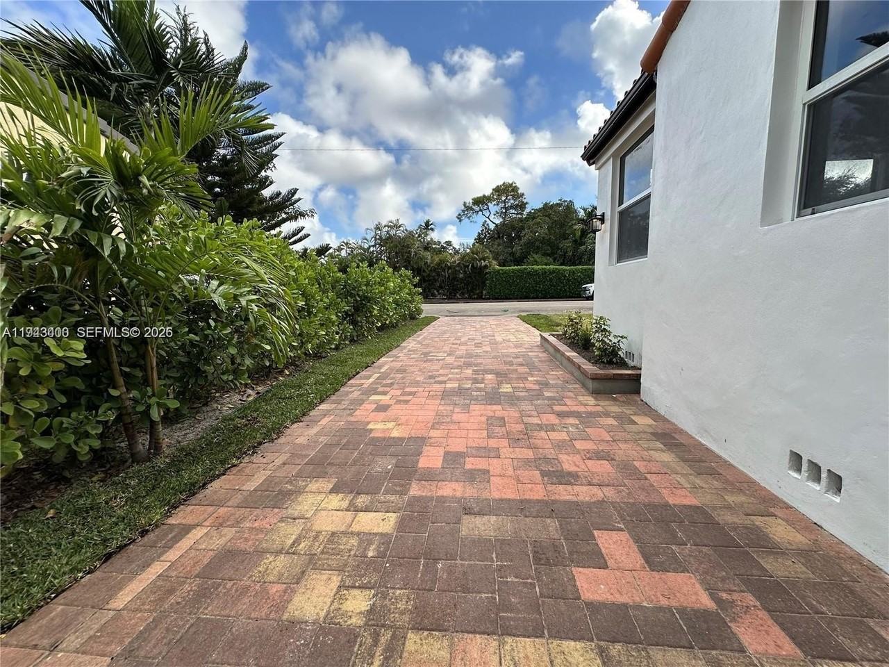 510 Boabadilla St - Photo 4 of 17