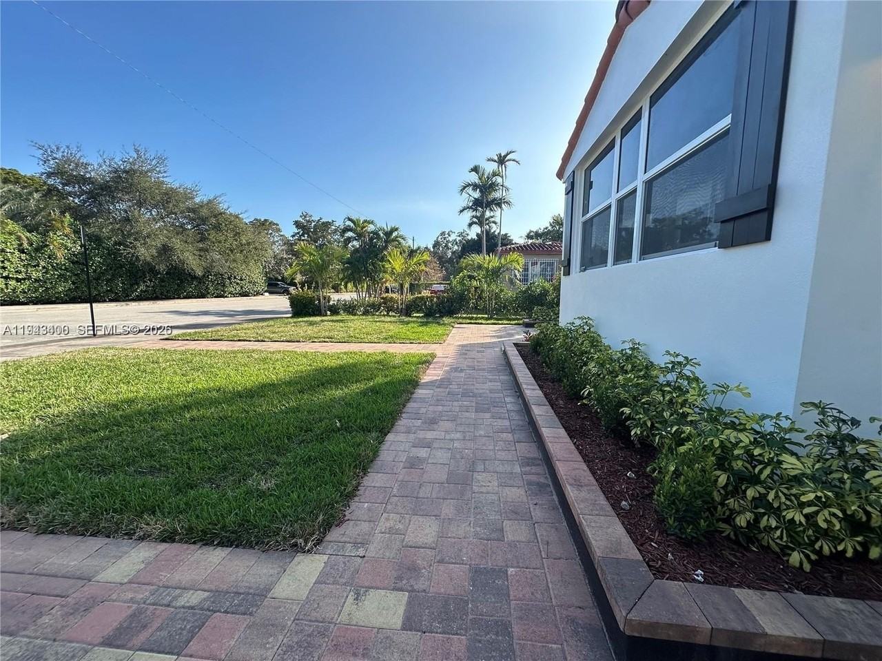 510 Boabadilla St - Photo 5 of 17