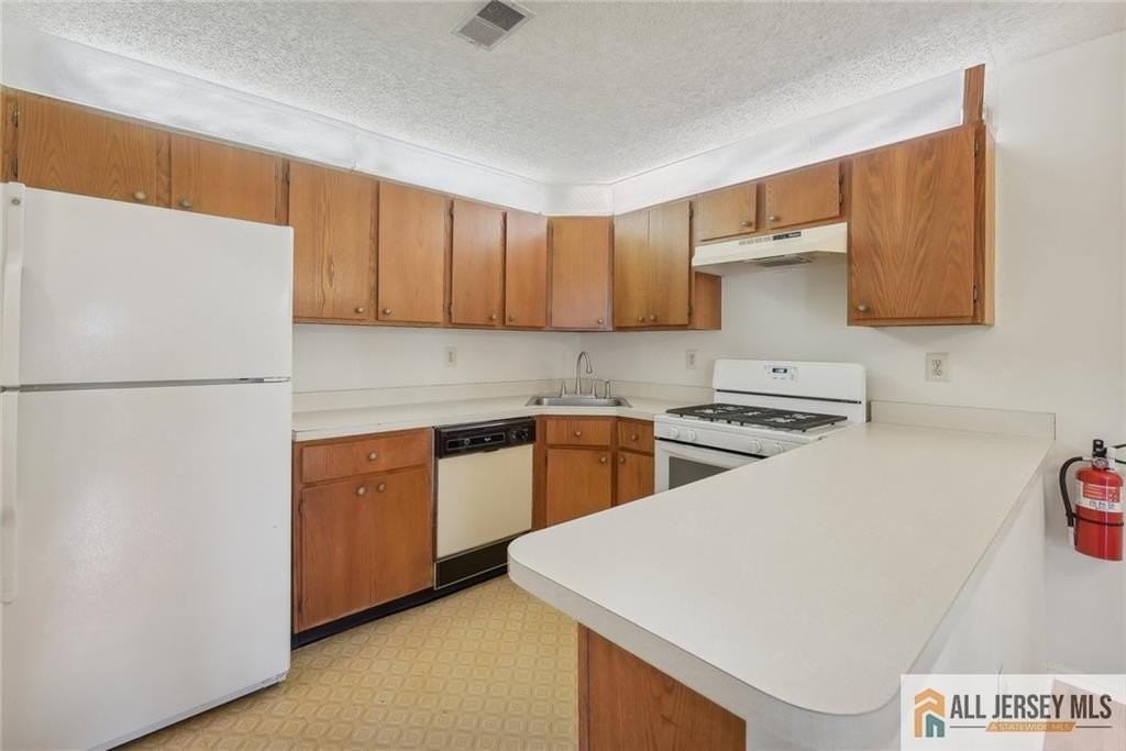 28 Wycoff Way E #28 - Photo 4 of 23