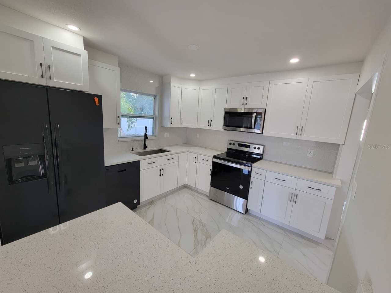 2784 Martin St - Photo 6 of 50