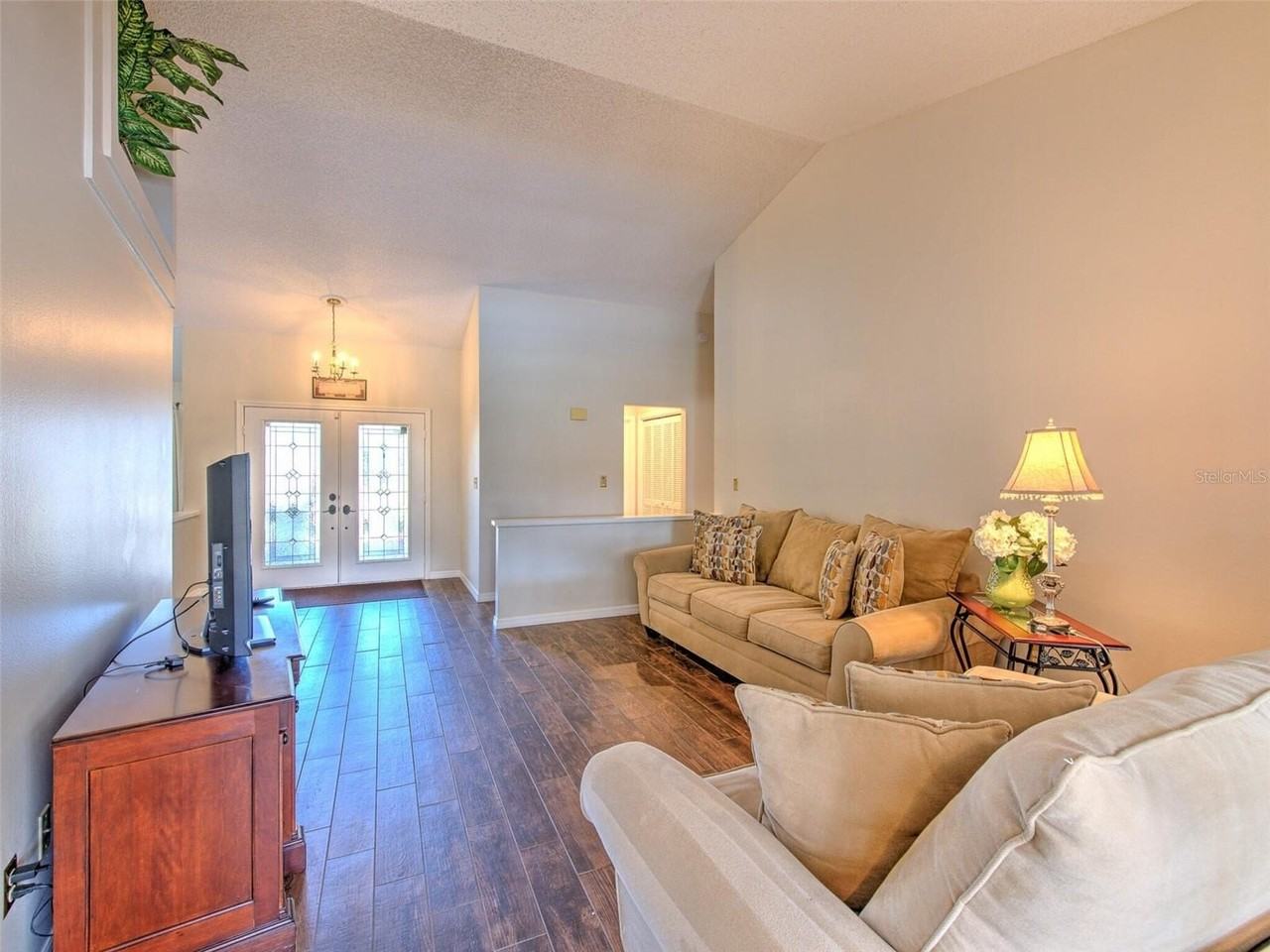 1407 Holleman Dr - Photo 6 of 36