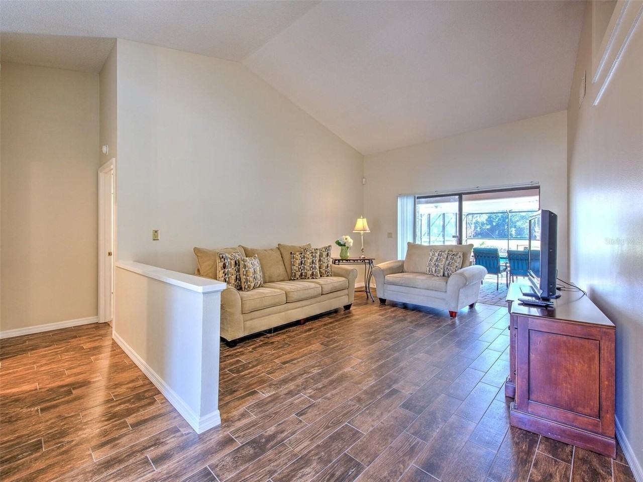 1407 Holleman Dr - Photo 7 of 36