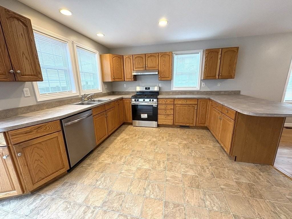 46 Lake St Unit 46 #46 - Photo 3 of 17