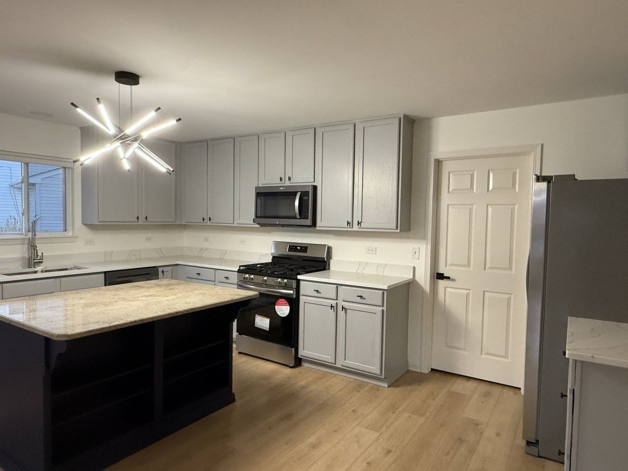 1015 Bay Hill Ln - Photo 3 of 15