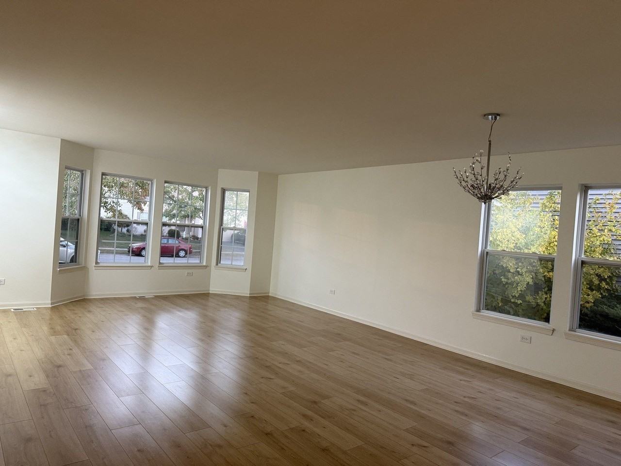 1015 Bay Hill Ln - Photo 5 of 15