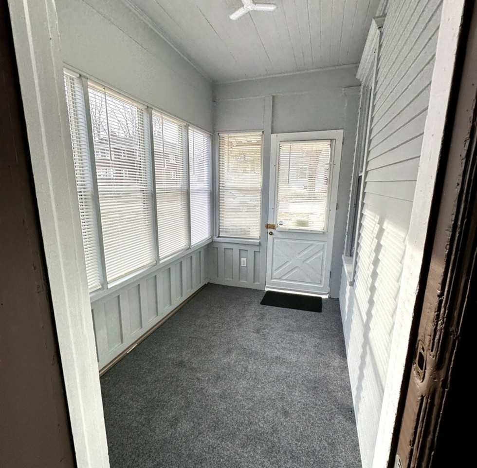 408 S Gardiner Ave - Photo 4 of 24