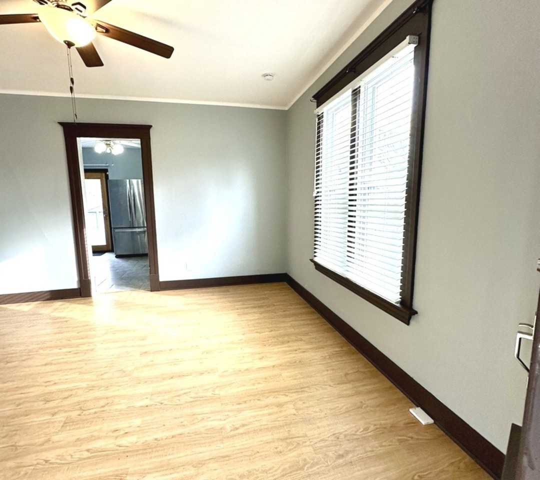 408 S Gardiner Ave - Photo 5 of 24