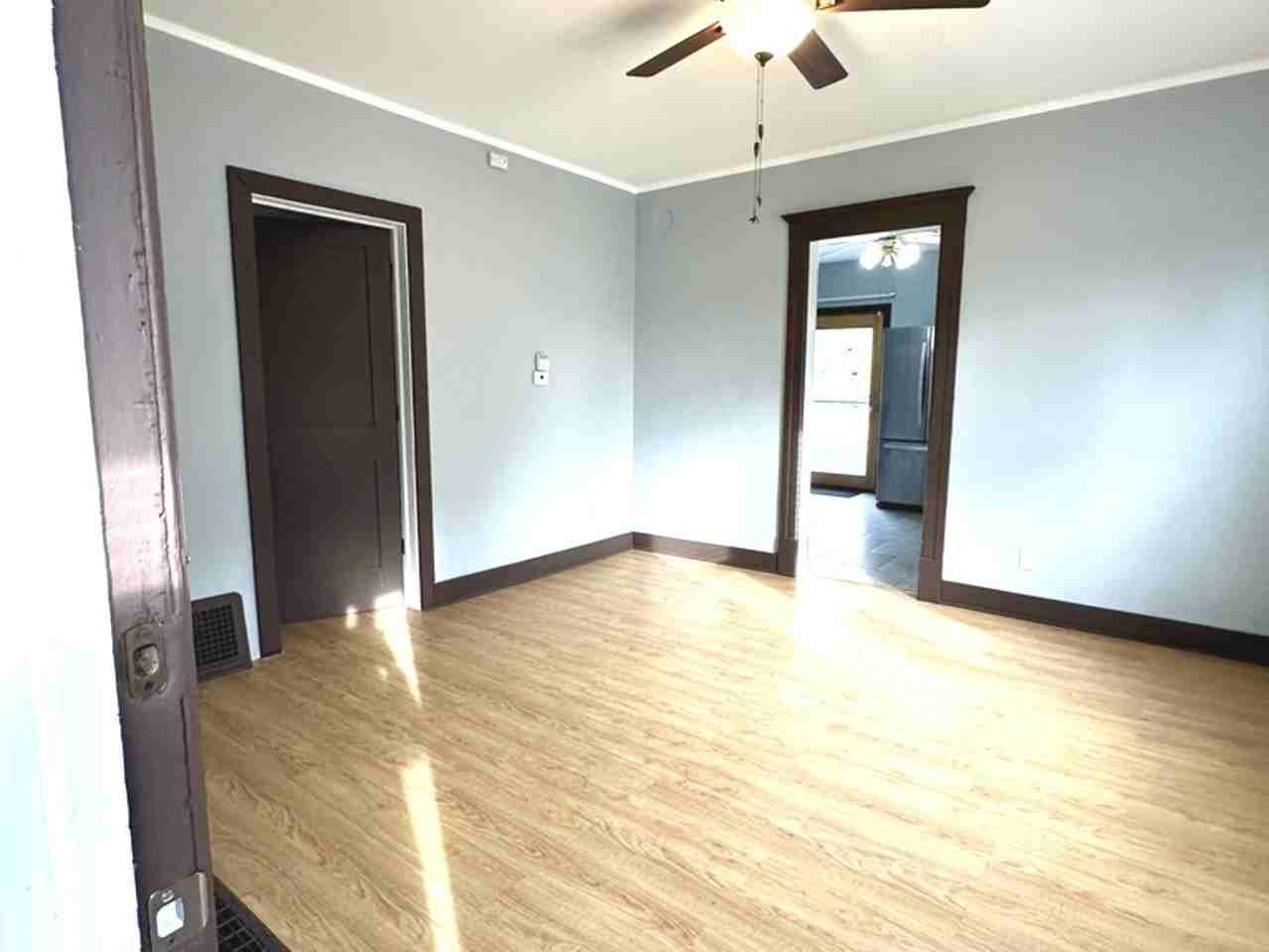 408 S Gardiner Ave - Photo 6 of 24