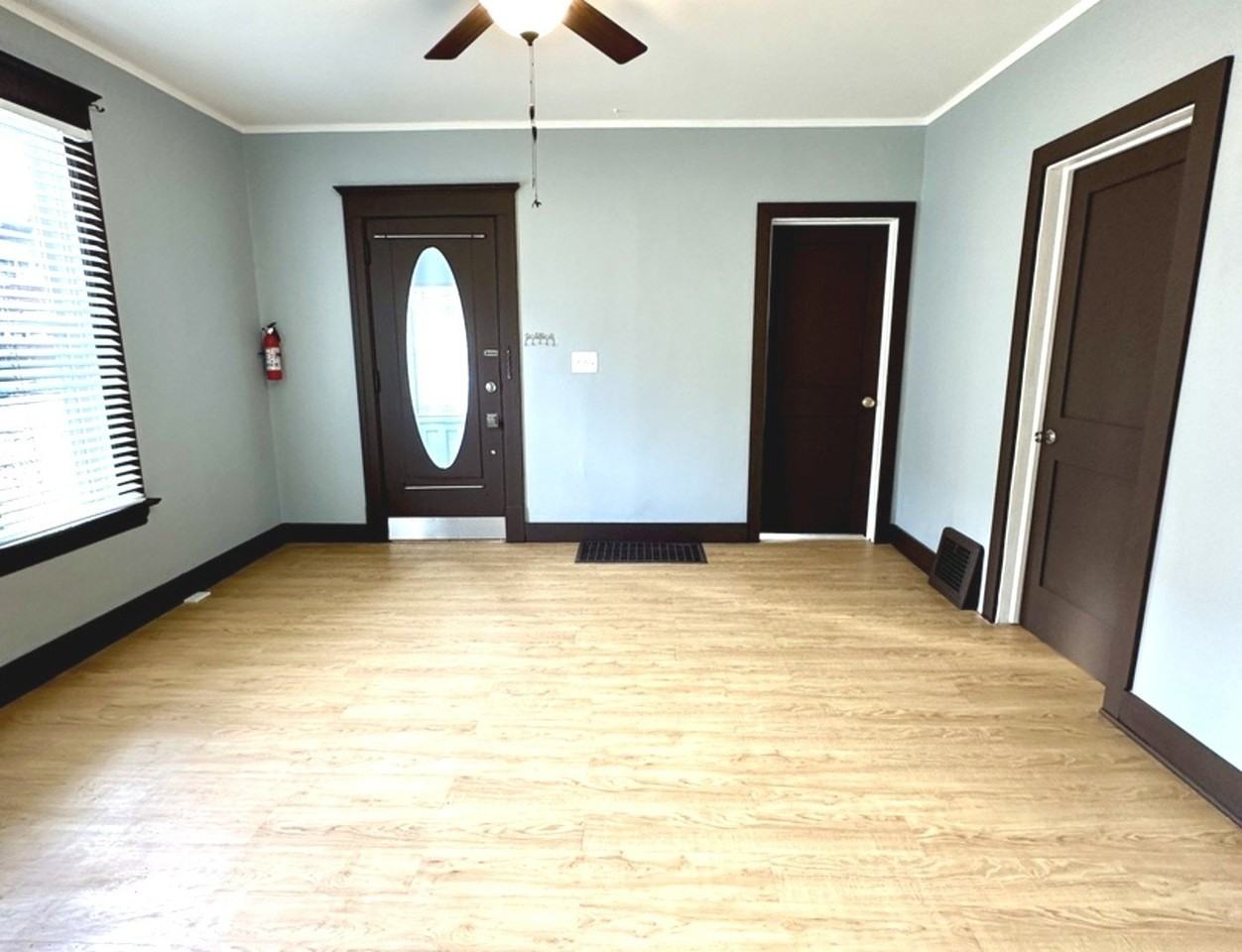 408 S Gardiner Ave - Photo 7 of 24