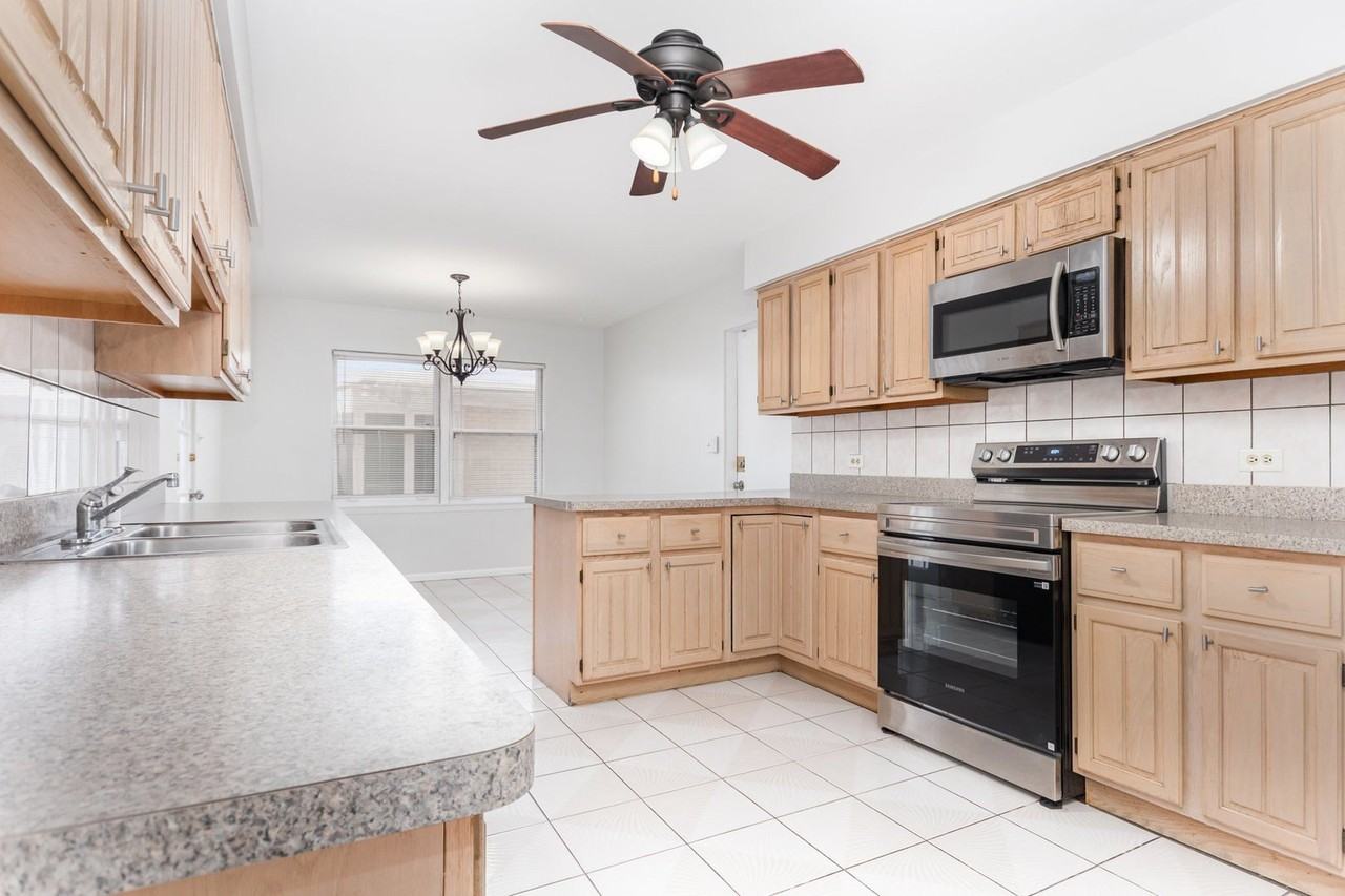 2913 Kensington Ave - Photo 2 of 25